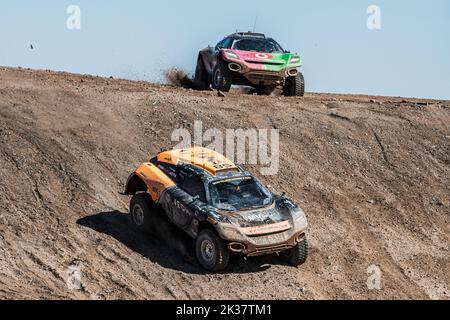 9/25/2022 - Emma Gilmour (NZL) / Tanner Foust (USA), NEOM McLaren Extreme E, führt Tamara Molinaro (ITA) / Timo Scheider (DEU), Xite Energy Racing beim Extreme E Copper X-Prix in Antofagasta, Chile, an. (Foto von Charly Lopez/Motorsport Images/Sipa USA) Stockfoto