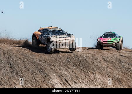 9/25/2022 - Emma Gilmour (NZL) / Tanner Foust (USA), NEOM McLaren Extreme E, führt Tamara Molinaro (ITA) / Timo Scheider (DEU), Xite Energy Racing beim Extreme E Copper X-Prix in Antofagasta, Chile, an. (Foto von Charly Lopez/Motorsport Images/Sipa USA) Stockfoto