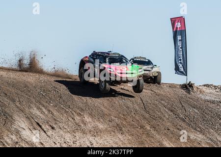 9/25/2022 - Tamara Molinaro (ITA) / Timo Scheider (DEU), Xite Energy Racing, führt Christine 'GZ' Giampaoli Zonca (ESP) / Lance Woolridge (ZAF), Veloce Racing während des Extreme E Copper X-Prix in Antofagasta, Chile an. (Foto von Charly Lopez/Motorsport Images/Sipa USA) Stockfoto