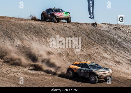 9/25/2022 - Emma Gilmour (NZL) / Tanner Foust (USA), NEOM McLaren Extreme E, führt Tamara Molinaro (ITA) / Timo Scheider (DEU), Xite Energy Racing beim Extreme E Copper X-Prix in Antofagasta, Chile, an. (Foto von Charly Lopez/Motorsport Images/Sipa USA) Stockfoto