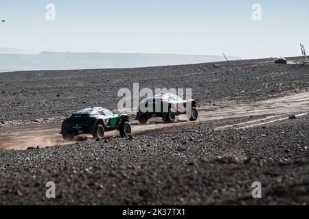 9/25/2022 - Tamara Molinaro (ITA) / Timo Scheider (DEU), Xite Energy Racing, führt Christine 'GZ' Giampaoli Zonca (ESP) / Lance Woolridge (ZAF), Veloce Racing während des Extreme E Copper X-Prix in Antofagasta, Chile an. (Foto von Charly Lopez/Motorsport Images/Sipa USA) Stockfoto