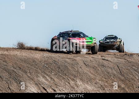 9/25/2022 - Tamara Molinaro (ITA) / Timo Scheider (DEU), Xite Energy Racing, führt Christine 'GZ' Giampaoli Zonca (ESP) / Lance Woolridge (ZAF), Veloce Racing während des Extreme E Copper X-Prix in Antofagasta, Chile an. (Foto von Charly Lopez/Motorsport Images/Sipa USA) Stockfoto