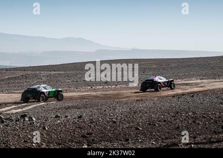 9/25/2022 - Tamara Molinaro (ITA) / Timo Scheider (DEU), Xite Energy Racing, führt Christine 'GZ' Giampaoli Zonca (ESP) / Lance Woolridge (ZAF), Veloce Racing während des Extreme E Copper X-Prix in Antofagasta, Chile an. (Foto von Charly Lopez/Motorsport Images/Sipa USA) Stockfoto