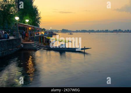 Srinagar, Jammu und Kaschmir, Indien - 31. August 2014 : Sonnenuntergang am Dal Lake, Srinagar. Hausboote schwimmen am späten Nachmittag auf dem See. Stockfoto