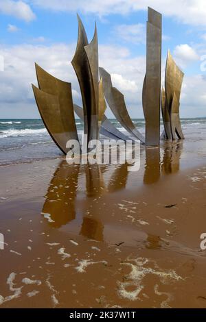 Les Braves Skulptur am Strand von Omaha, WW2 D-Day Kriegsdenkmal, Saint-Laurent-sur-Mer, Bayeux, Manche, Normandie, Frankreich. Stockfoto