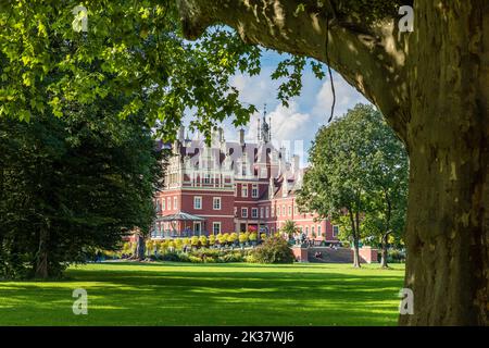25. September 2022, Sachsen, Bad Muskau: Im Fürst-Pückler-Park in Bad Muskau steht das Neue Schloss bei schönem Wetter. Foto: Frank Hammerschmidt/dpa Stockfoto