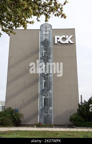 Das Logo der Ölverarbeitungsanlage PCK Raffinerie GmbH. Die PCK-Raffinerie versorgt 95 Prozent der Gebiete Berlin und Brandenburg mit Kraftstoff. Stockfoto