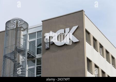 Das Logo der Ölverarbeitungsanlage PCK Raffinerie GmbH. Die PCK-Raffinerie versorgt 95 Prozent der Gebiete Berlin und Brandenburg mit Kraftstoff. Stockfoto