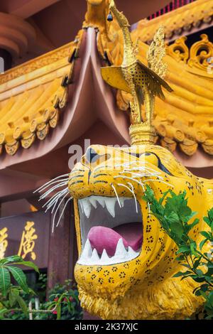 Löwenstatue am Eingang zum Sakya Muni Buddha Gaya Tempel, Republik Singapur. Der Tempel ist auch als Tempel der 1000 Lichter bekannt Stockfoto