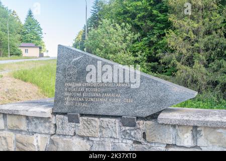 Vysny Komarnik, Slowakei - 12. Juni 2022: Schild zum Denkmal der tschechoslowakischen Armee und dem Dukel-Schlachtfeld. Stockfoto