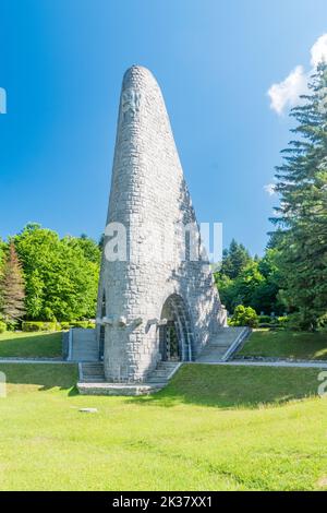 Vysny Komarnik, Slowakei - 12. Juni 2022: Denkmal auf dem Gedenkfriedhof der tschechoslowakischen Soldaten am Dukla-Gebirgspass. Stockfoto