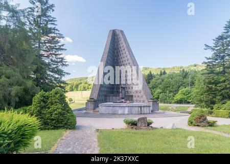 Vysny Komarnik, Slowakei - 12. Juni 2022: Denkmal der Schlacht auf der slowakischen Seite des Dukla-Passes. Stockfoto