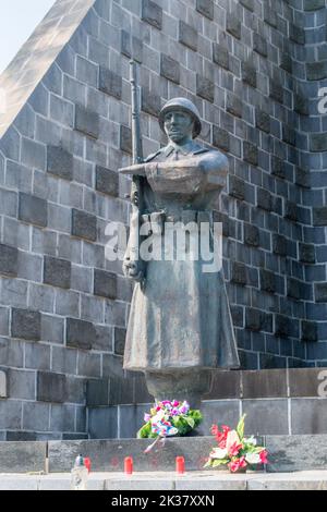 Vysny Komarnik, Slowakei - 12. Juni 2022: Soldatenskulptur auf dem Schlachtdenkmal auf der slowakischen Seite des Dukla-Passes. Stockfoto