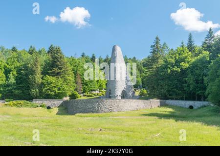 Vysny Komarnik, Slowakei - 12. Juni 2022: Denkmal auf dem Gedenkfriedhof der tschechoslowakischen Soldaten am Dukla-Gebirgspass in der Slowakei. Stockfoto