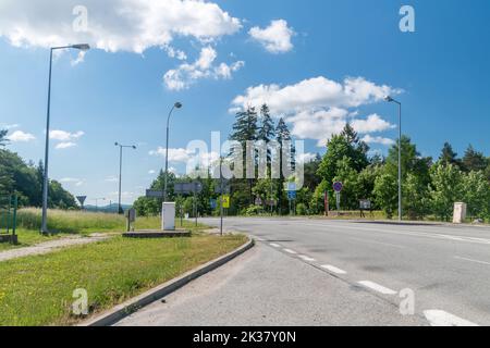 Vysny Komarnik, Slowakei - 12. Juni 2022: Zufahrtsstraße zur Republik Slowakei. Stockfoto