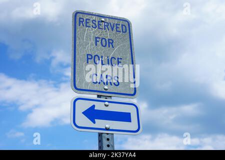 Elizabethtown, PA, USA – 26. August 2022: Ein blau-weißes Parkschild „Reserved for Police Cars“. Stockfoto