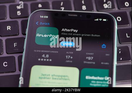 Mainz, 25. September 2022: AfterPay App Icon im App Store auf dem iPhone-Bildschirm. Stockfoto