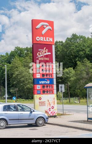 Zyznow, Polen - 12. Juni 2022: Preistafel an der Orlen-Tankstelle. Stockfoto