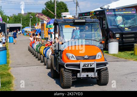 Elizabethtown, PA, USA – 26. August 2022: Ein Faßzug sorgte dafür, dass die Kinder auf dem Elizabethtown Fair Grounds herumfahren konnten. Stockfoto