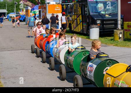 Elizabethtown, PA, USA – 26. August 2022: Ein Faßzug sorgte dafür, dass die Kinder auf dem Elizabethtown Fair Grounds herumfahren konnten. Stockfoto