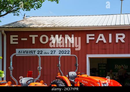 Elizabethtown, PA, USA – 26. August 2022: Orangefarbene Traktoren auf dem Messegelände von Elizabethtown. Stockfoto