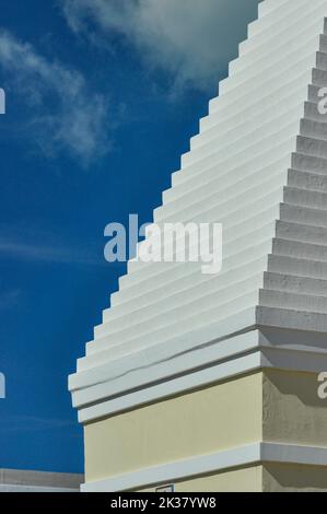 Hamilton Bermuda Architektur Close Up Yellow Pastel Building mit weißem Turmdach gegen Deep Blue Sky mit wispy Wolken Stockfoto
