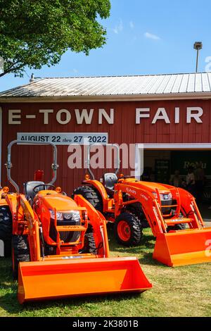 Elizabethtown, PA, USA – 26. August 2022: Orangefarbene Traktoren auf dem Messegelände von Elizabethtown. Stockfoto