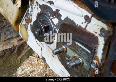 Eine Nahaufnahme eines Kettenrades mit Anzeichen von Verschleiß. Stockfoto