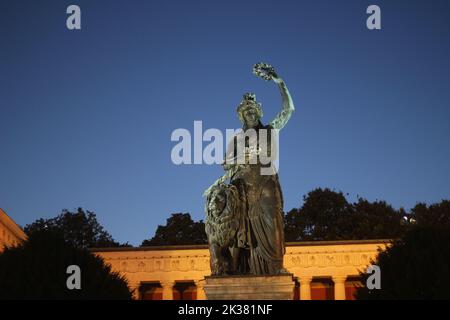 Bayernstatue bei Nacht, bewachend auf dem Oktoberfest München 2023 Stockfoto