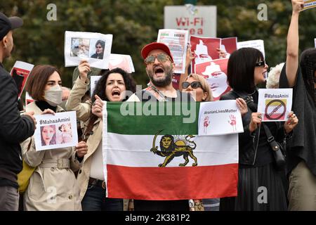 Mailand, Italien. 25. September 2022. Fast zweitausend Menschen aus der iranischen Gemeinschaft in Mailand und darüber hinaus versammelten sich, um gegen den Tod des 22-jährigen MAHSA AMINI zu protestieren, der während ihrer Zeit als Hüterin der Behörden im Iran getötet wurde. Mit Parolen gegen das Regime in Teheran zeigten sie ihre Unterstützung für die Proteste im Iran, wo es seinen achten Tag erreicht hat und im ganzen Land schätzungsweise 54 Tote zu Tode gekommen sind. (Bild: © Ervin Shulku/ZUMA Press Wire) Bild: ZUMA Press, Inc./Alamy Live News Stockfoto