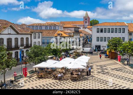 Der zentrale Platz, der als Praca Velha bekannt ist, mit Cafés im Freien im historischen Stadtzentrum von Angra do Heroismo, Terceira Island, Azoren, Portugal. Stockfoto