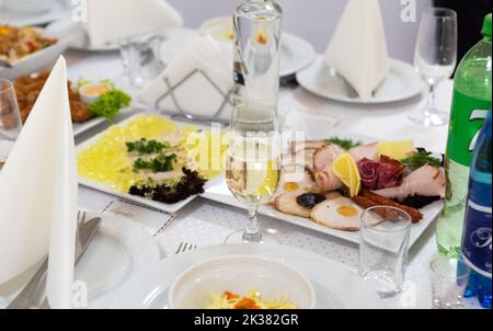 Warschau, Polen - 30. April 2022: Set Table bei der Party. Essen, Champagner und kalte Snacks auf dem Tisch. Stockfoto