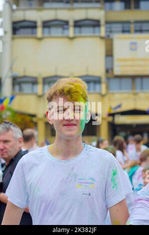 Botosani, Rumänien – 09. September 2022. Menge der glücklichen jungen Menschen haben Spaß in Farben während des Festivals der Farben ColorFest Stockfoto