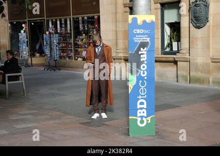 Buchanan St, Glasgow, Schottland, Großbritannien. Police Box in original blau lackiert. Jetzt umgewandelt in eine kleine Einzelhandelseinheit, die CBD Oils Konzentrate Esswaren verkauft. CBDtec Scotland's Original Dispensaries. Cannabis Trades Association.der Mann, der in der Nähe steht, sieht aus wie der schottische Schauspieler David Tennant, der als Dr. Who gekleidet ist Stockfoto