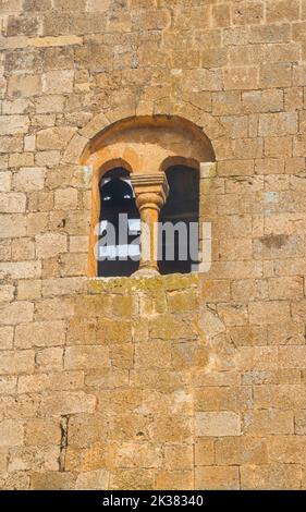 Glockenturm, Blick aus der Nähe. Romanische Kirche, Navares de Ayuso, Provinz Segovia, Castilla Leon, Spanien. Stockfoto