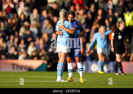 Alex Greenwood von Manchester City (links) und Sam Kerr von Chelsea umarmen sich nach dem letzten Pfiff im Barclays Women's Super League-Spiel im Kingsmeadow Stadium, London. Bilddatum: Sonntag, 25. September 2022. Stockfoto