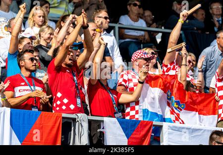 Racice, Tschechische Republik. 25. September 2022. Fans während des 8. Tages der Ruderweltmeisterschaften 2022 auf dem Labe Arena Racice am 25. September 2022 in Racice, Tschechische Republik. Quelle: Ondrej Hajek/CTK Photo/Alamy Live News Stockfoto