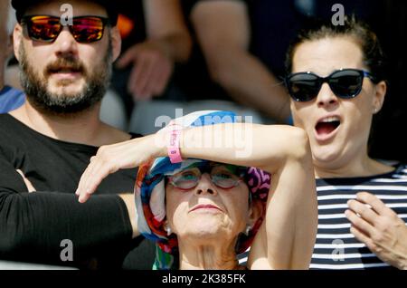 Racice, Tschechische Republik. 25. September 2022. Fans während des 8. Tages der Ruderweltmeisterschaften 2022 auf dem Labe Arena Racice am 25. September 2022 in Racice, Tschechische Republik. Kredit: Jan Stastny/CTK Foto/Alamy Live Nachrichten Stockfoto