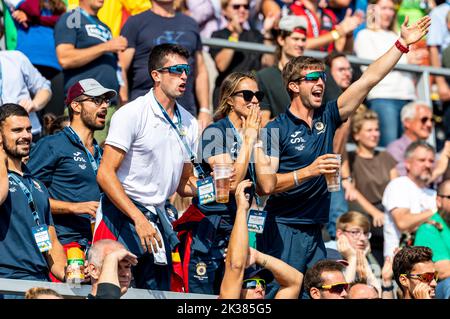Racice, Tschechische Republik. 25. September 2022. Fans während des 8. Tages der Ruderweltmeisterschaften 2022 auf dem Labe Arena Racice am 25. September 2022 in Racice, Tschechische Republik. Quelle: Ondrej Hajek/CTK Photo/Alamy Live News Stockfoto