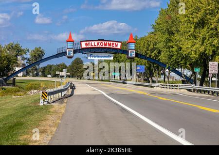 Das Frankenmuth Welcome Sign Michigan USA über die Main Road in die Stadt Stockfoto