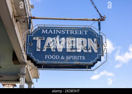 Main Street Tavern Retro Old Neon Schild vor Einer Restaurant Bar in Frankenmuth Michigan Stockfoto