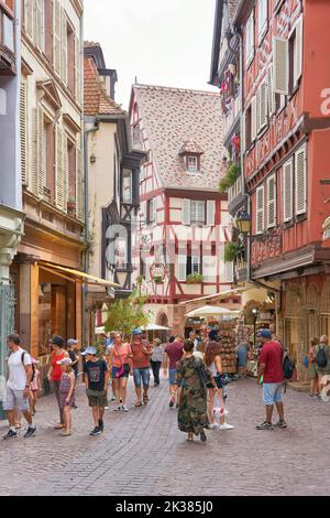 Touristen aus der ganzen Welt in der malerischen mittelalterlichen Altstadt von Colmar in Frankreich Stockfoto