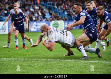 Featherstone, England -25.. September 2022 - Lucas Walshaw von Batley Bulldogs versucht es. Rugby League Betfred Championship Semi Final, Featherstone Rovers vs Batley Bulldogs at Millenium Stadium, Featherstone, UK Credit: Dean Williams/Alamy Live News Stockfoto