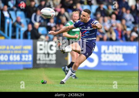 Featherstone, England -25.. September 2022 - Craig Hall of Featherstone Rovers schlägt das Tor. Rugby League Betfred Championship Semi Final, Featherstone Rovers vs Batley Bulldogs at Millenium Stadium, Featherstone, UK Credit: Dean Williams/Alamy Live News Stockfoto