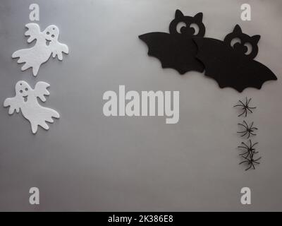 halloween grauer Hintergrund mit Geistern, Fledermäusen und Spinnen Stockfoto