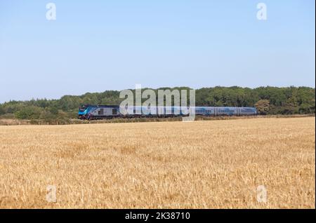 Erster TransPennine Express Nova 3 Zug mit einer Lokomotive der Baureihe 68, der Ackerland in Lincolnshire passiert Stockfoto