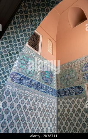 Antike osmanische handgefertigte türkische Fliesen mit Blumenmustern aus dem Topkapi-Palast in Istanbul, Türkei.Innenwand des topkapi in Istanbul Stockfoto