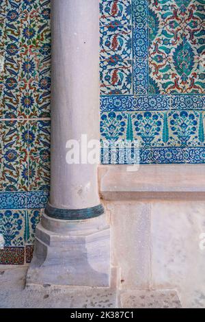 Antike osmanische handgefertigte türkische Fliesen mit Blumenmustern aus dem Topkapi-Palast in Istanbul, Türkei.Innenwand des topkapi in Istanbul Stockfoto