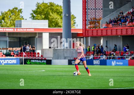 Madrid, Madrid, Spanien. 25. September 2022. ANDREA MEDINA (20) in Aktion während des Fußballspiels zwischen Atletico Madrid und Alaves feierte am Sonntag, den 25. September 2022 in AlcalÃ¡ de Henares (Madrid, Spanien) im Wanda AlcalÃ¡-Stadion, gültig für die Spielwoche 3 der spanischen Liga der ersten Liga der Frauen, Liga F (Bildquelle: © Alberto Gardin/ZUMA Press Wire) Stockfoto