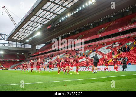 Liverpool, Großbritannien. 25. September 2022. Liverpool Women warm up während des Fa Women's Super League Spiels Liverpool Women vs Everton Women in Anfield, Liverpool, Großbritannien, 25.. September 2022 (Foto von Phil Bryan/News Images) in Liverpool, Großbritannien am 9/25/2022. (Foto von Phil Bryan/News Images/Sipa USA) Quelle: SIPA USA/Alamy Live News Stockfoto